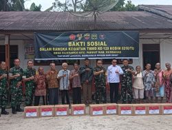 Tim Wasev Mabesad TMMD Ke 129 Lakukan Aksi Sosial Bagikan Bingkisan Tali Asih Kepada Warga Desa Sijarango