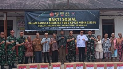 Tim Wasev Mabesad TMMD Ke 129 Lakukan Aksi Sosial Bagikan Bingkisan Tali Asih Kepada Warga Desa Sijarango