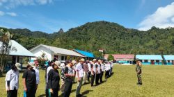 Babinsa Koramil 15/Habinsaran Latih Paskibraka Tingkat Kecamatan Habinsaran di SMKN Nasau 