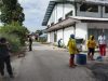 Babinsa Bersama Forkopimcam dan Warga Gotong Royong Bersama di Pasar Laguboti 