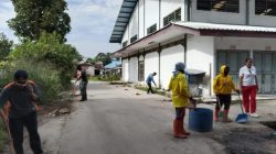 Babinsa Bersama Forkopimcam dan Warga Gotong Royong Bersama di Pasar Laguboti 