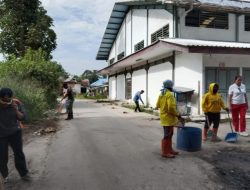 Babinsa Bersama Forkopimcam dan Warga Gotong Royong Bersama di Pasar Laguboti 