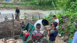 Menghubungkan Dua Tepian, TNI Wujudkan Harapan Warga Lewat Jembatan Gantung Sungai Menaula