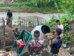 Menghubungkan Dua Tepian, TNI Wujudkan Harapan Warga Lewat Jembatan Gantung Sungai Menaula