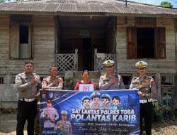 Sambut HUT Kemerdekaan RI Ke-81, Satlantas Polres Toba Bagi Sembako Kepada Warga Kurang Mampu