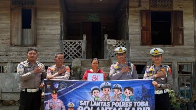 Sambut HUT Kemerdekaan RI Ke-81, Satlantas Polres Toba Bagi Sembako Kepada Warga Kurang Mampu
