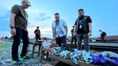 Polrestabes Medan Ratakan Bantaran Rel KA Medan – Kualanamu yang Jadi Sarang Narkoba 3 Kg Ganja, Sejumlah Paket Sabu, Hingga Beragam Senjata Disita