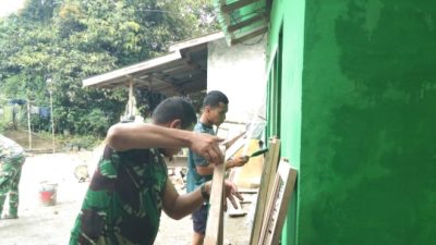 Pembangunan RTLH TMMD Ke 129 Kodim 0210/TU Tahap Pemasangan Daun Pintu dan Jendela 