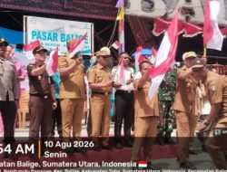 Danramil 17/Balige Dampingi Pabung Toba Bersama Forkopimda Toba Bagikan Bendera Merah Putih 