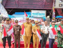 Kapolres Bersama Forkopimda Toba Bagikan Bendera Merah Putih, Wujudkan Semangat Persatuan dan Nasionalisme di Masyarakat