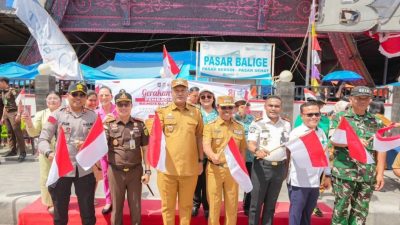 Kapolres Bersama Forkopimda Toba Bagikan Bendera Merah Putih, Wujudkan Semangat Persatuan dan Nasionalisme di Masyarakat