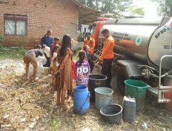 Pemprov Jabar dan Sejumlah Pihak Distribusikan 8,7 Juta Liter Air kepada Masyarakat Selama Musim Kemarau