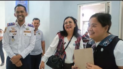 Sambut Hari Kemerdekaan, Ketua TP PKK Toba Turun Langsung Nilai Kebersihan Setiap OPD
