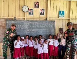 Tingkatkan Semangat Belajar Anak Papua, Satgas Yonif 645/Gty Kunjungi SD Inpres Eragayam