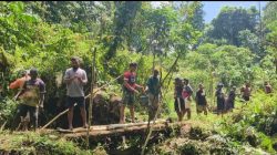 Satgas Pamtas RI-PNG Kewilayahan Yonif 764/IB Pos Kokas Laksanakan Kerja Bakti Pembangunan Gereja di Kokas