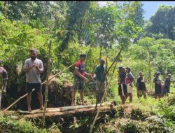 Satgas Pamtas RI-PNG Kewilayahan Yonif 764/IB Pos Kokas Laksanakan Kerja Bakti Pembangunan Gereja di Kokas