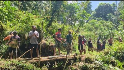 Satgas Pamtas RI-PNG Kewilayahan Yonif 764/IB Pos Kokas Laksanakan Kerja Bakti Pembangunan Gereja di Kokas