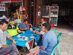 Babinsa Koptu J Pangaribuan Komsos bersama Warga Masyarakat  Desa Sitoluama 