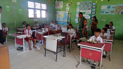 Babinsa Serka B Sinambela Kawal Pengawasan Penyaluran Program MBG di SDN Sitoluama Laguboti