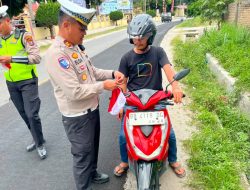 Satlantas Polres Toba Bagikan Bendera Merah Putih Kepada Pengendara dan Masyarakat 