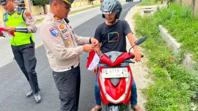 Satlantas Polres Toba Bagikan Bendera Merah Putih Kepada Pengendara dan Masyarakat 