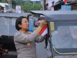 Polres Samosir Bagikan 300 Bendera Merah Putih, Pasang Langsung di Kendaraan Warga Sambut HUT RI ke-81