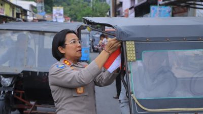 Polres Samosir Bagikan 300 Bendera Merah Putih, Pasang Langsung di Kendaraan Warga Sambut HUT RI ke-81