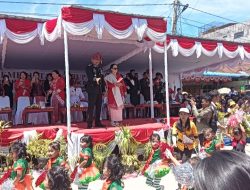 Kapolres Toba Didampingi Ketua Bhayangkari Hadiri Pawai Karnaval HUT RI Ke 81