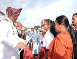 Semarak HUT ke-81 RI di Toba, Bupati Serahkan Hadiah Pemenang Lomba