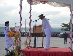 Penurunan Bendera Merah Putih Penuh Haru, Wakil Bupati Toba Apresiasi Paskibraka