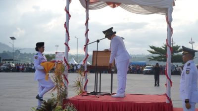 Penurunan Bendera Merah Putih Penuh Haru, Wakil Bupati Toba Apresiasi Paskibraka