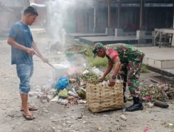 Babinsa Koramil 15/Habinsaran Membantu Masyarakat Pembersihan Pasar Tradisional Parsoburan Tengah 