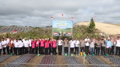 Menuju Swasembada Pangan, Polres Humbahas Laksanakan Penanaman Bawang Putih Serentak.