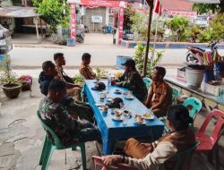 Babinsa Komsos Jalin Komunikasi dengan Pegawai Kantor Desa Sibuea Laguboti 