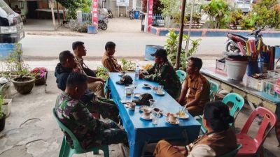 Babinsa Komsos Jalin Komunikasi dengan Pegawai Kantor Desa Sibuea Laguboti 