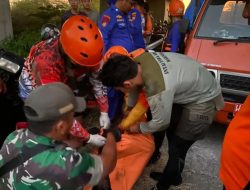 Aksi Cepat Prajurit Denipam 2 Marinir , Evakuasi Warga Tenggelam di Tambak Putat Menganti Gresik