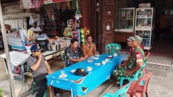 Babinsa Ciptakan Kekompakan dan Kebersamaan Bersama Warga Binaan di Warung Kopi