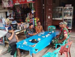 Babinsa Ciptakan Kekompakan dan Kebersamaan Bersama Warga Binaan di Warung Kopi