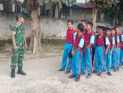 Babinsa Berikan Pembinaan Disiplin dan Karakter Kepada Pelajar SMKN 1 Balige
