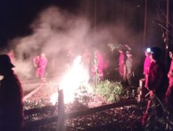 Karhutla di Perkebunan PT. SRL, Babinsa Koramil 0212-09/Sosa Bersama Masyarakat Bergerak Padamkan Api
