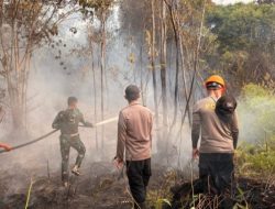 Sinergi Lintas Sektor, Pos Kotis Satgas Yonarmed 13/Nanggala Bersama Polsek, Instansi Kecamatan, dan Warga Padamkan Karhutla di Desa Badau