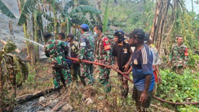 Gerak Cepat TNI dan Warga Padamkan Kebakaran Lahan di Momiwaren