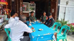 Babinsa Koramil 16/Laguboti Komsos dengan Warga Binaan dan Pemilik Warung Kopi