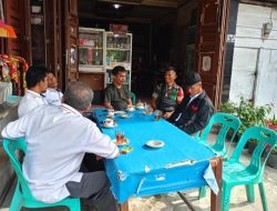 Babinsa Koramil 16/Laguboti Komsos dengan Warga Binaan dan Pemilik Warung Kopi