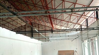 Pembangunan KDKMP di Desa Matio Balige Tahap Pemasangan Kotak Kontak dan Besi Hollow, Progres Capai 93,32 Persen