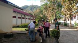 Babinsa Koramil 17/Balige Ajak Siswa SMKN 1 Balige Peduli Kebersihan di Lingkungan Sekolah 
