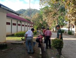 Babinsa Koramil 17/Balige Ajak Siswa SMKN 1 Balige Peduli Kebersihan di Lingkungan Sekolah 