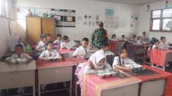 Babinsa Serka B Sinambela Aktif Laksanakan Pengawasan Penyaluran Program MBG di SDN 2 Laguboti 