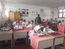 Babinsa Serka B Sinambela Aktif Laksanakan Pengawasan Penyaluran Program MBG di SDN 2 Laguboti 