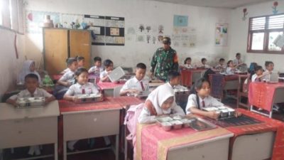 Babinsa Serka B Sinambela Aktif Laksanakan Pengawasan Penyaluran Program MBG di SDN 2 Laguboti 